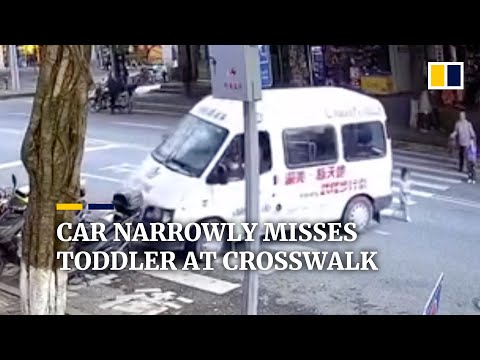 Car narrowly misses toddler at crosswalk in China