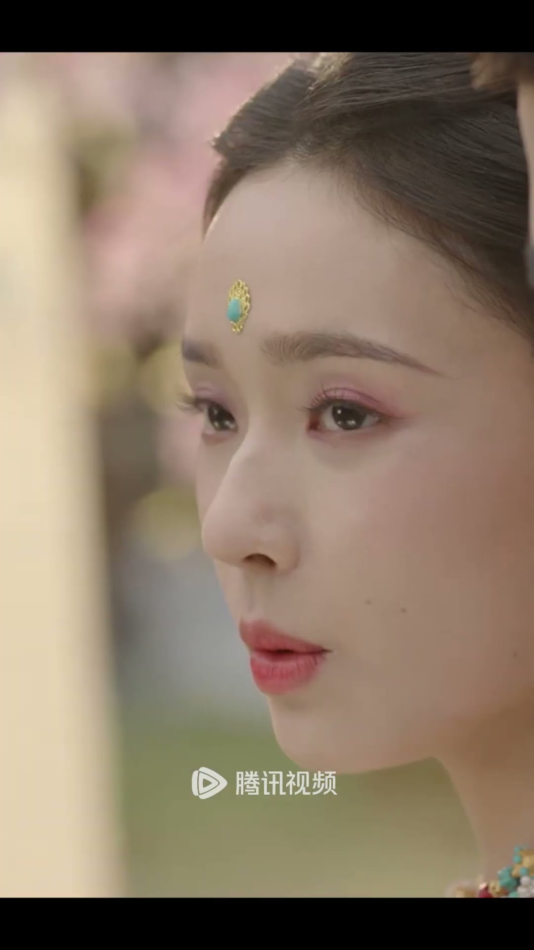 An accidental kiss with her crush #怎敌她千娇百媚 #LesBelles #林允 #方逸伦 #LinYun #FangYilun