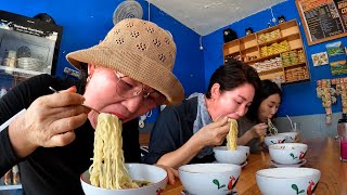 Emak-emak Korea nemu Indomie pedas mampus di Warkop Indonesia!🥵🥵