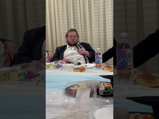 Meir Lazaroff sings “Foren For Ich”