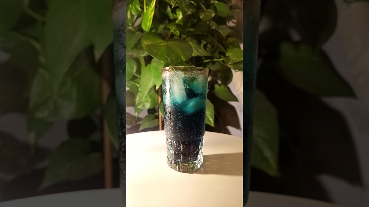 Blue Curacao Tonic with Strawberry #shorts - YouTube