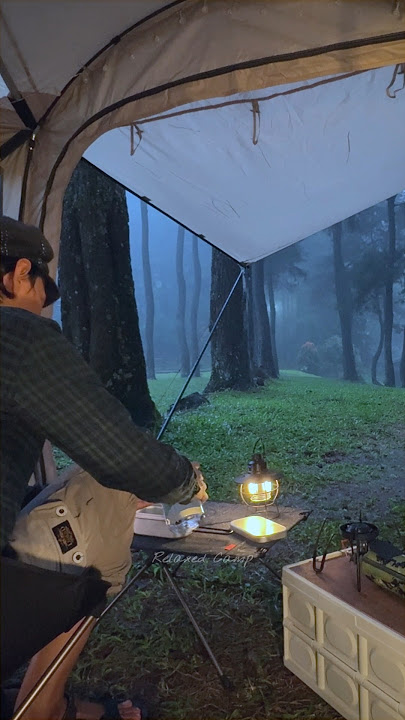 Berkemah di tengah hujan yang luar biasa di tenda besar! Berkemah sendiri di tengah hujan yang membuat tidur nyenyak #berkemahdihujanlebat #celanapendek
