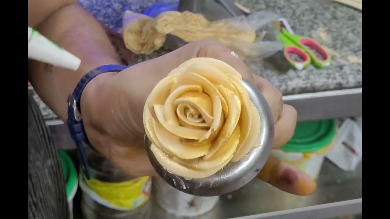 Golden whipped cream flower rose chocolate cake making