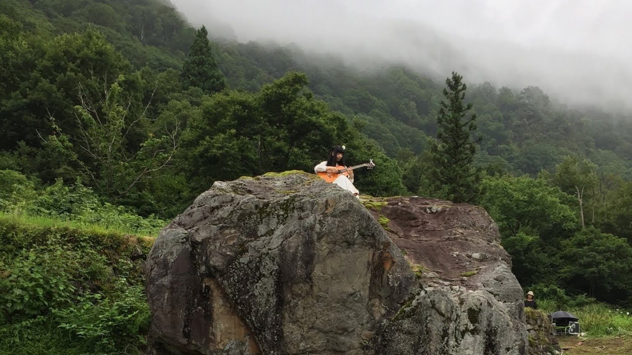Ichiko Aoba Plays Live on a Rock - YouTube
