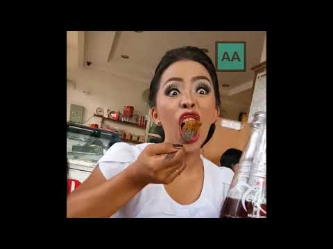 hadeuh-lucunya-ibu-ini-praktek-cara-makan-supaya-lipstick-tidak-hilang