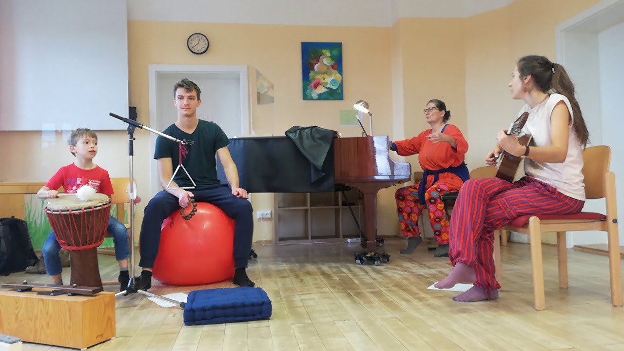 Weisse Flocken fallen