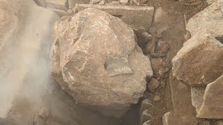 “Powerful Stone Crusher Machine in Action – Crushing Rocks Like a Beast!” #rockcrusher #asmr