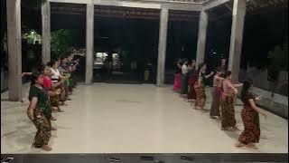 Latihan Tari Pendet Pemendak Puspa Hredaya