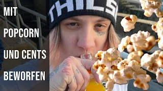 T Low wurde Centstücken und Popcorn ATTACKIERT