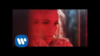 Смотреть клип Julie Bergan - Kiss Somebody (With Seeb) (Official Music Video)