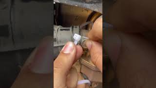 Motociclista experimentado enseña una técnica milenaria #MotoTips #Mecanica #TrucoUtil