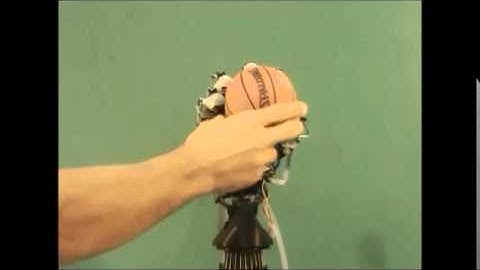 A model-based strategy for mapping human grasps to robotic hands using synergies