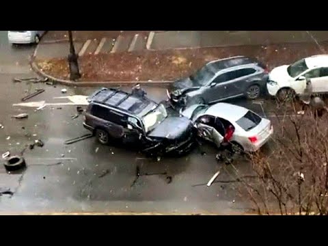 25.04.21.Пьяный водитель на Крузаке уходя от погони устроил массовое ДТП в Хабаровске (авария)