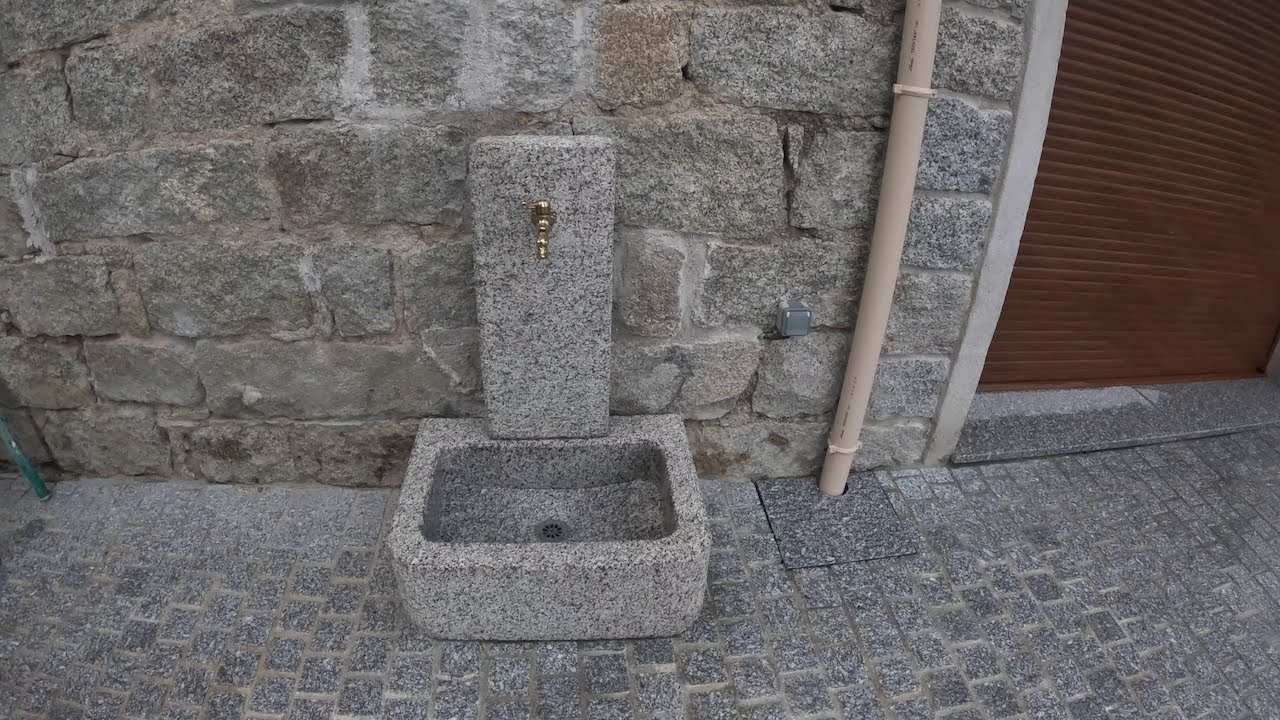 Pose et raccordement d'une fontaine en granit