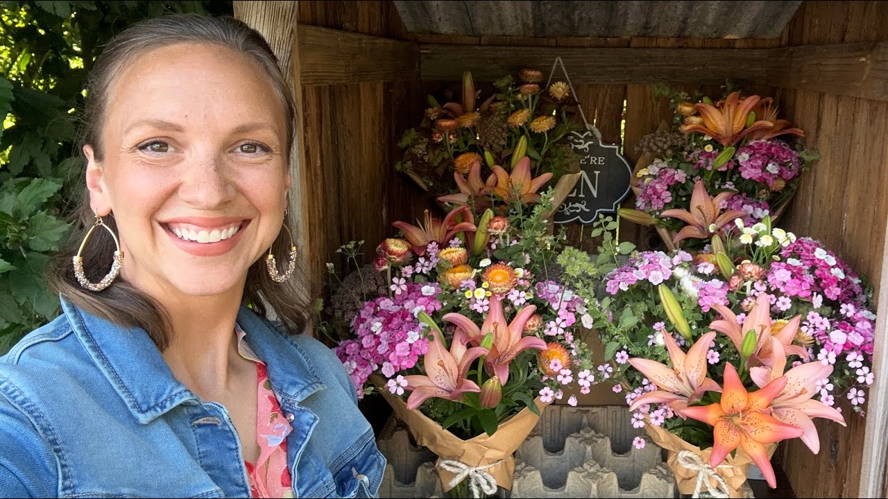 Set Up The Flower Stand With Me 💐😍 Harvesting & Arranging Cut Flowers + Tour My Neighbors Garden!