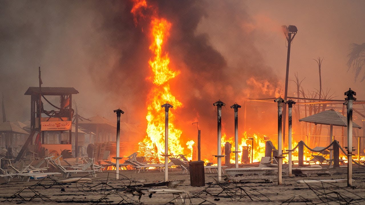 Sicily wildfires: Beach resort succumbs to raging blaze - YouTube