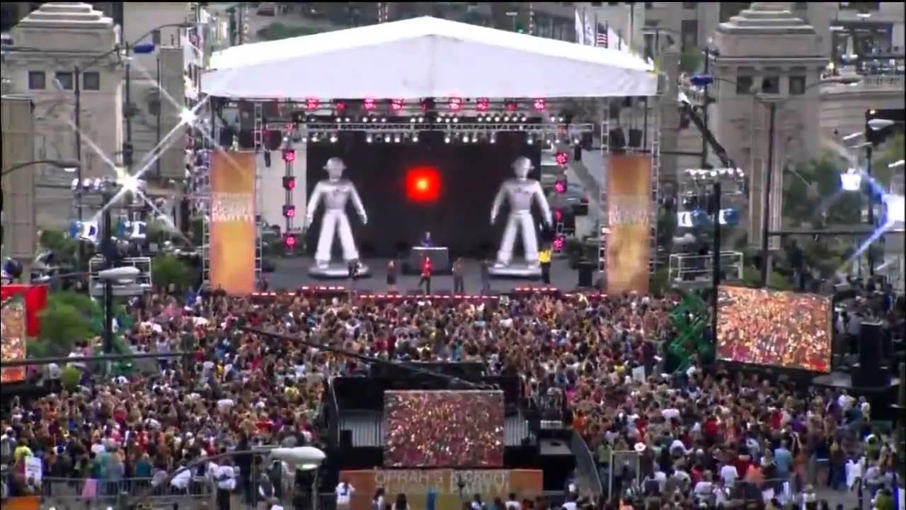 FLASH MOB Oprah vs. Black Eyed Peas I Gotta Feeling Chicago FLASH MOB Oprah vs. Black Eyed Peas I Gotta Feeling Chicago