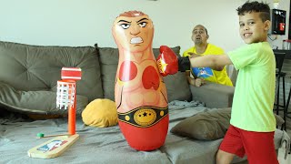 LUCAS E UMA HISTÓRIA ENGRAÇADA DO BONECO BOXEADOR