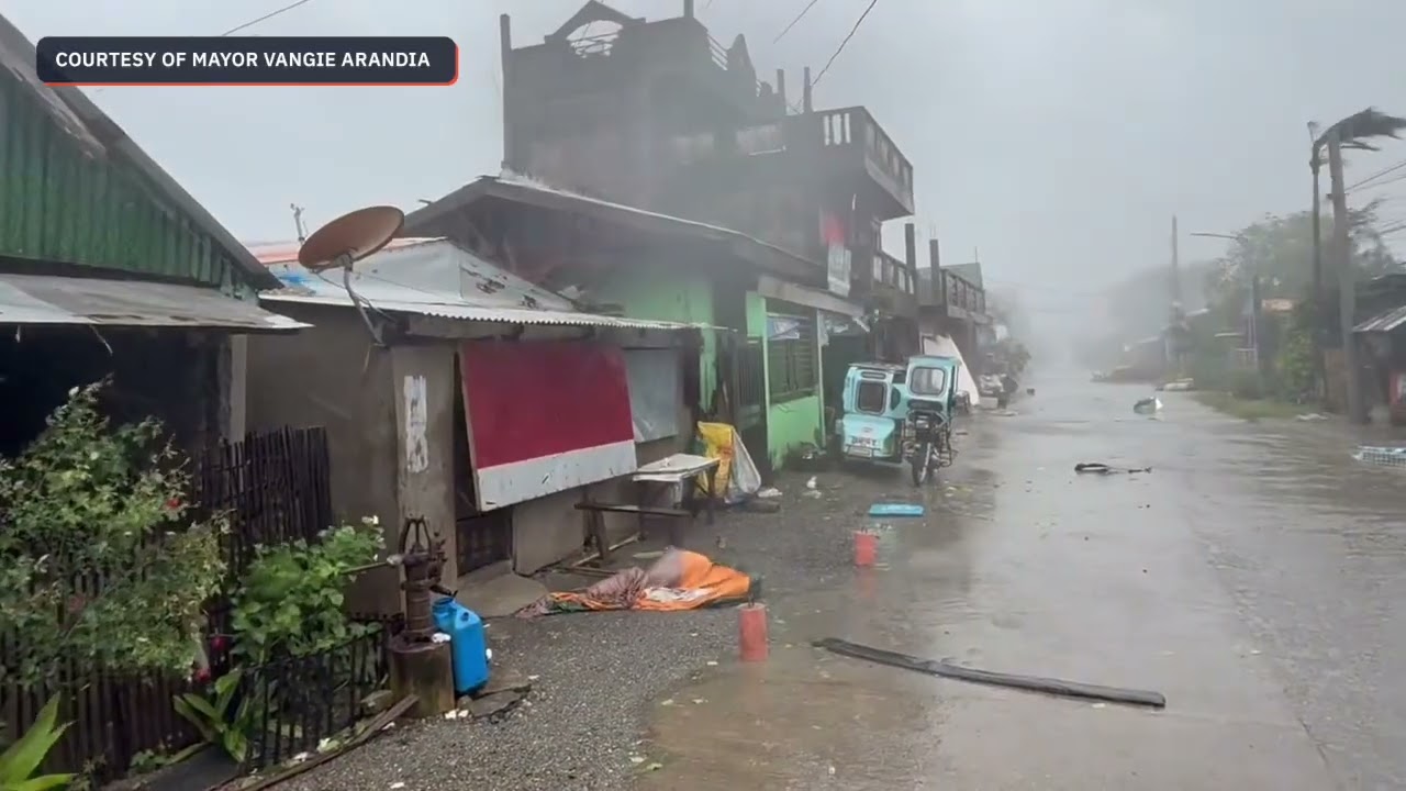 Super Typhoon Uwan batters Pio Duran, Albay