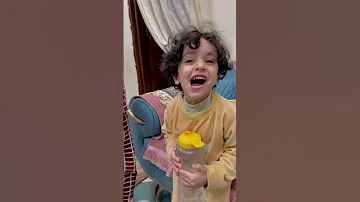 لما تخدع الولد الصغير عشان يبطل عياط 