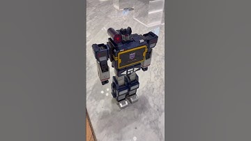 Robosen Soundwave: Auto-Converting G1 Cassette Player Robot!