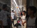 طفل يقرأ القرآن في المترو بصوت جميل