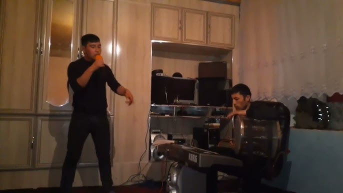 Stol ostidagi trusigini yechdi.