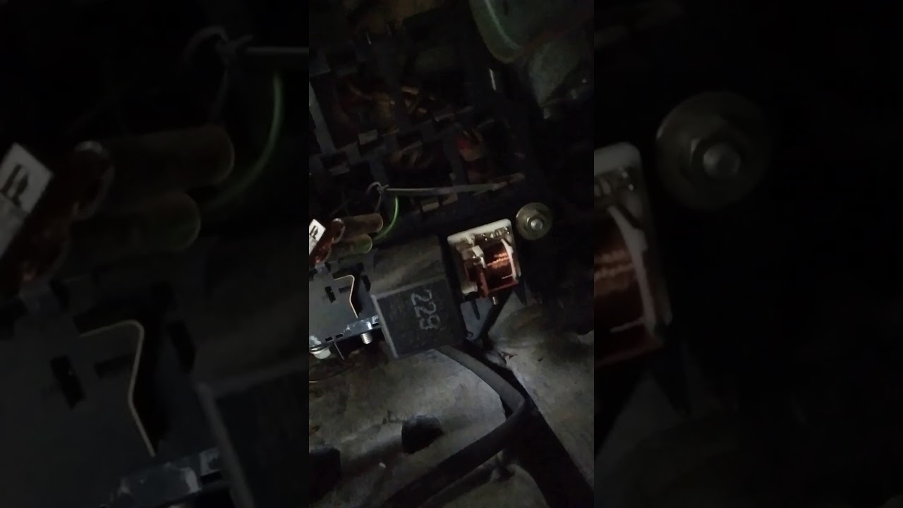 Audi a4 b5 1.6 fuel pump relay problem ? YouTube