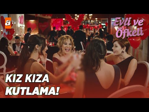 Kızlar kutlama yemeğinde! - Evli ve Öfkeli Yılbaşı Özel