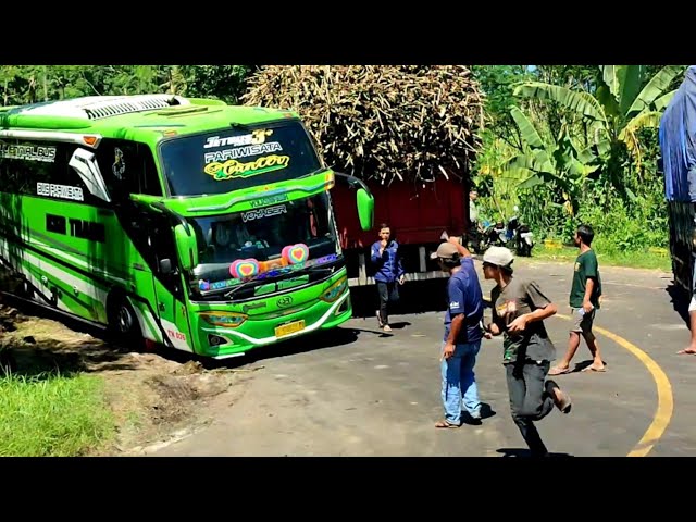 BEDA SKILL BUS PARIWISATA DAN AKAP SAAT MELEWATI SITUASI TRUK TERGULING DI JALUR LAHOR class=