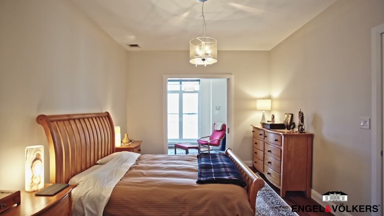 1000 Rue de la Commune E  