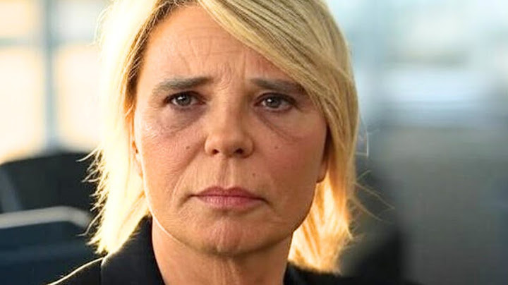 MARIA DE FILIPPI TROVA UN PORTAFOGLIO PER TERRA IN AEROPORTO… E CIÒ CHE ACCADE DOPO SCIOCCA TUTTI 😲