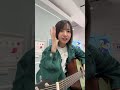 加藤 結 がライブ配信中!個展「ときには、あざやかに」ミニライブのようす