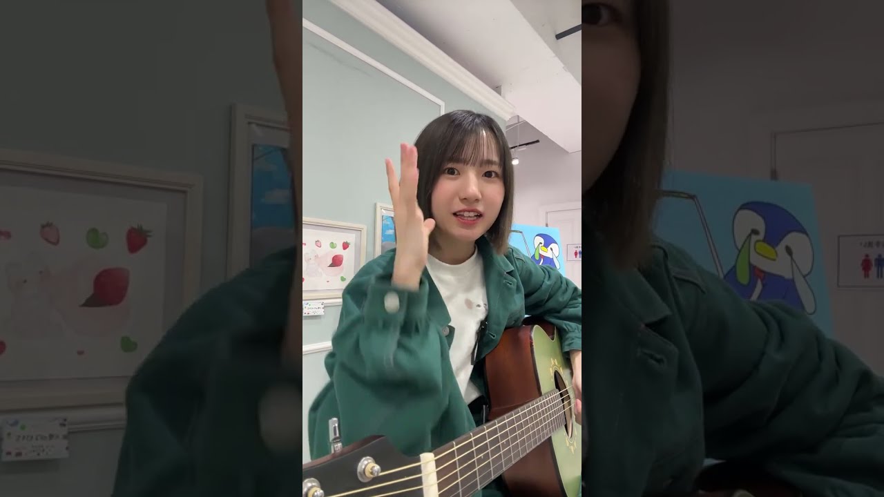 加藤 結 がライブ配信中!個展「ときには、あざやかに」ミニライブのようす