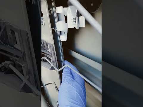 Окно не поднимается/не держится в поднятом положении? Заклейте скотчем!