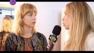 Tatjana Ceratti entrevistando a Top Aline Weber na Spfw, Verão 2014