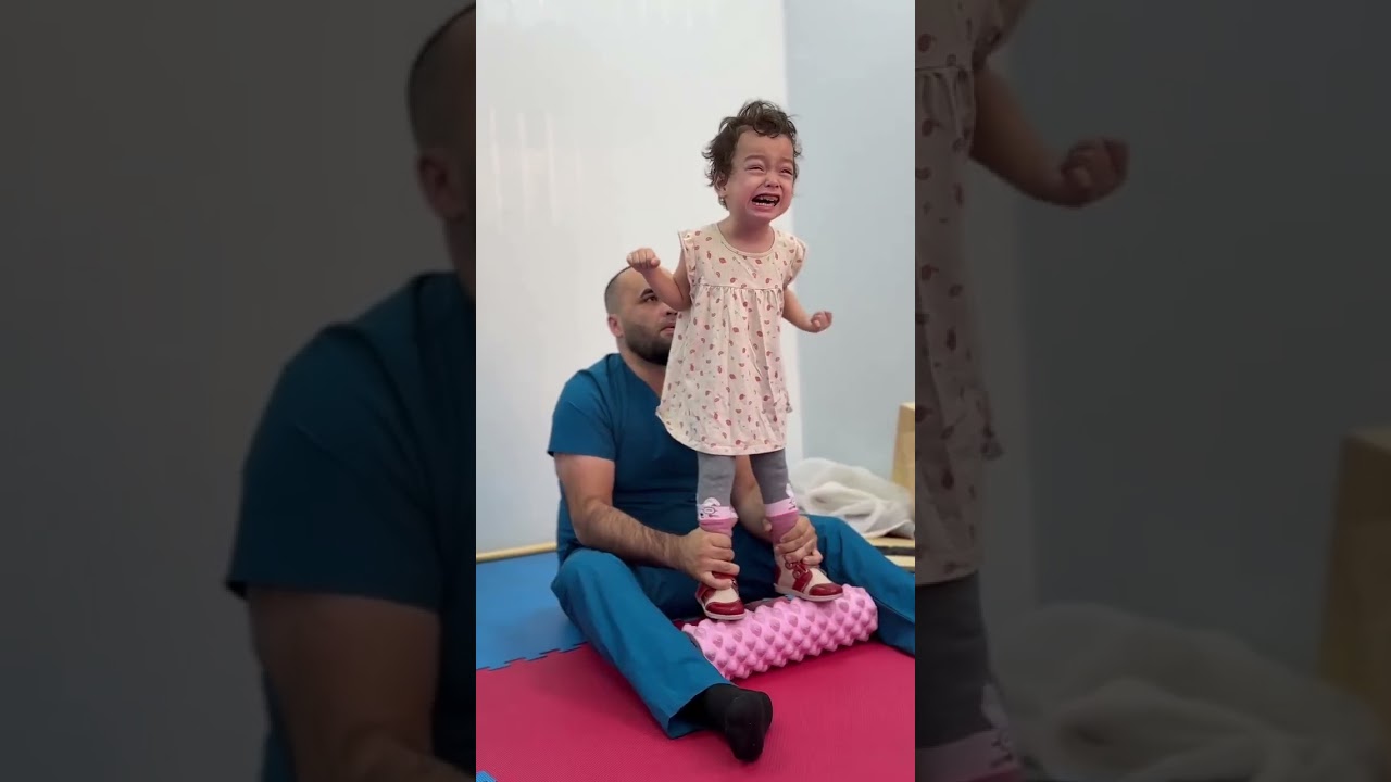 Bitta qiz navbatma-navbat mushukda becerdin va u yerda kamming qiladi