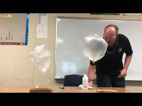 Video: Ano ang density ng helium?