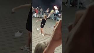 Девочка  танцует с огнём