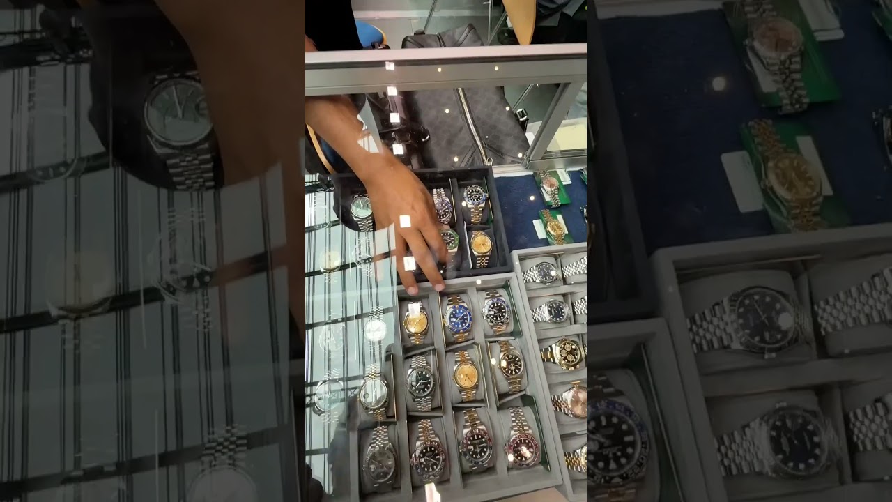 На выставке представлено множество моделей Rolex — от классики до редких коллекционных экземпляров.