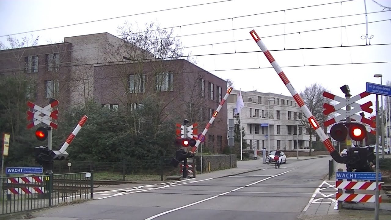 Spoorwegovergang Bussum Zuid // Dutch railroad crossing