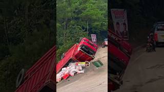 Detik Detik Mengerikan Truk Terguling di Sitinjau Lauik #sitinjaulauikchannel #trucksumbar32