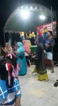 Pentas seni joget bersama di penghujung Agustus