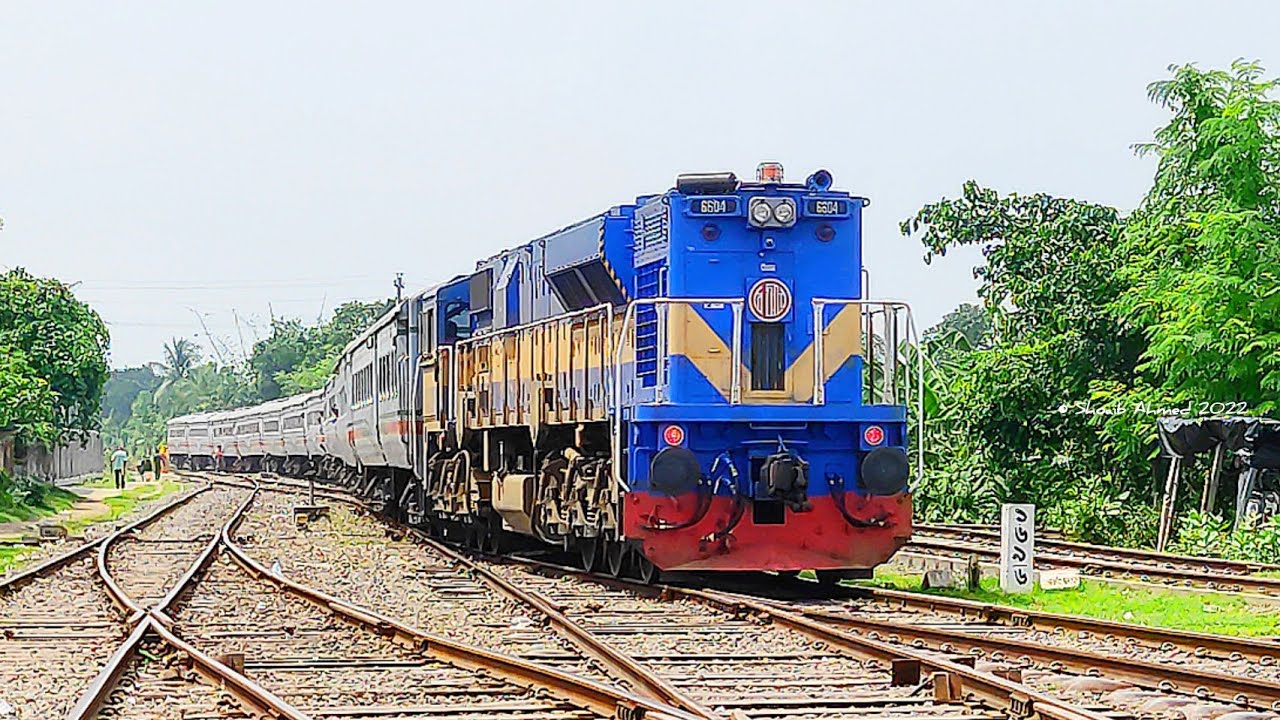 রূপসা এক্সপ্রেসে এসি ইঞ্জিন- RUPSHA EXPRESS entering Poradah Jn with AC ...