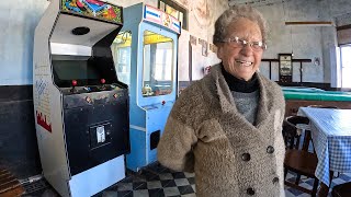 A sus 86 años sigue atendiendo el BAR con VIDEO JUEGOS del PUEBLO / Alvarez de Toledo