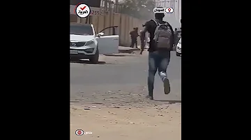 لحظة دهس دبابة عسكرية لسيارة مدنية في السودان 
