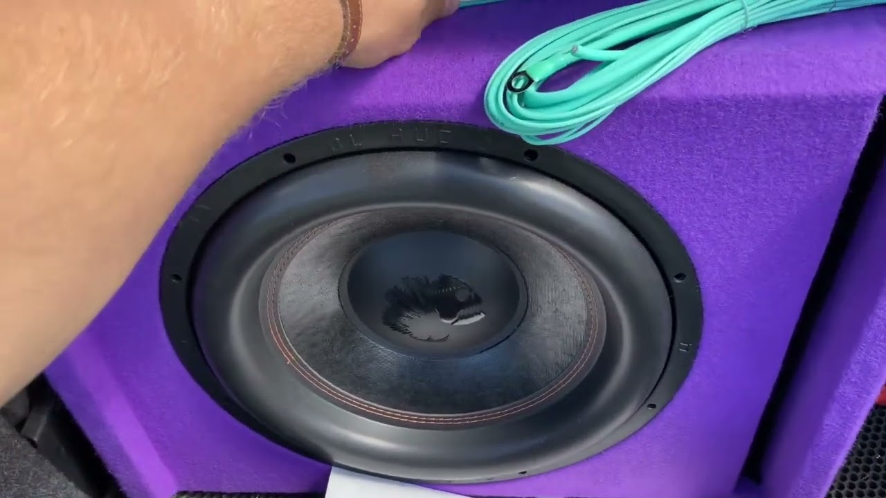 Активный сабвуфер от DL Audio piranha 15a v.2 purple  в авто VW Jetta 6 