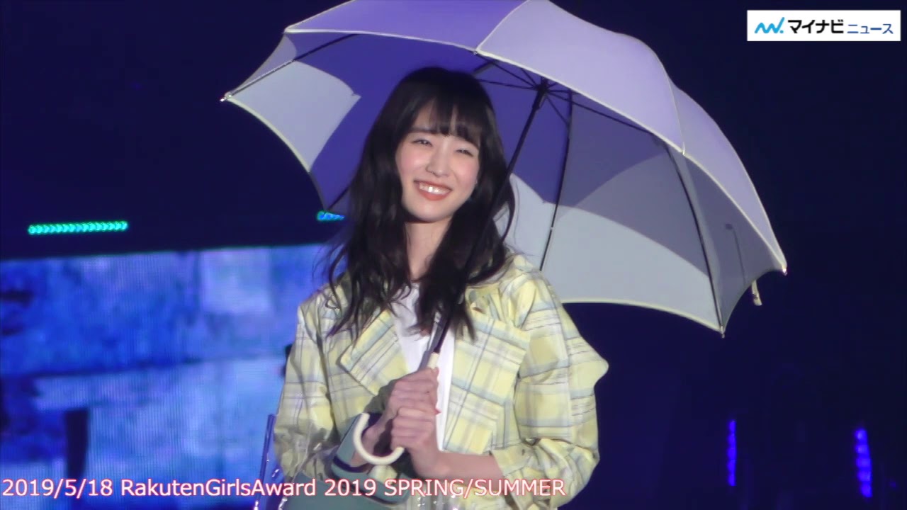 欅坂46 土生瑞穂 乃木坂46 渡辺梨加らがかわいすぎる傘ランウェイ Rakutengirlsaward19ss Youtube