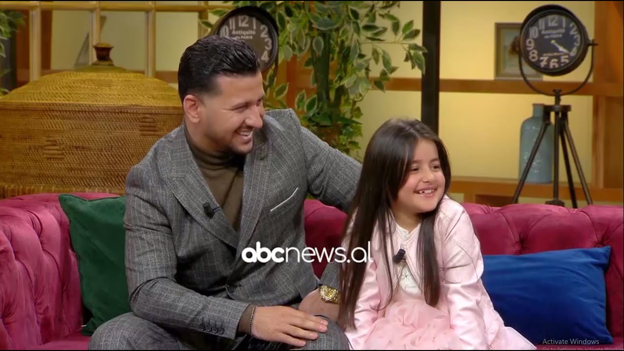 Këngëtari i njohur me vajzën tundin studion: Ime bijë, e para që i dëgjon këngët| ABC News Albania