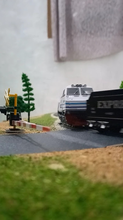 miniatur kereta api indonesia | lokomotif uap menarik lokomotif CC 204 yang mogok#shorts